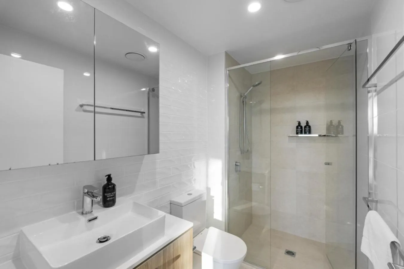 The Sunset - Brand New Modern Riverview 2 Bedroom With Free Parking Pool Gym Gold Coast Apartment