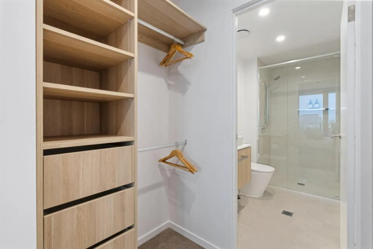 The Sunset - Brand New Modern Riverview 2 Bedroom With Free Parking Pool Gym Gold Coast