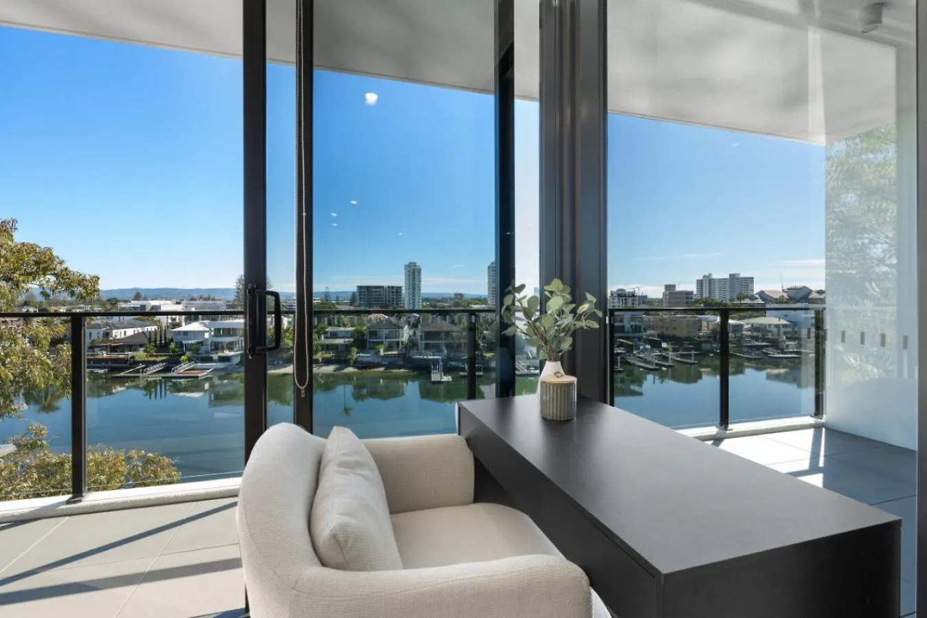 The Sunset - Brand New Modern Riverview 2 Bedroom With Free Parking Pool Gym location