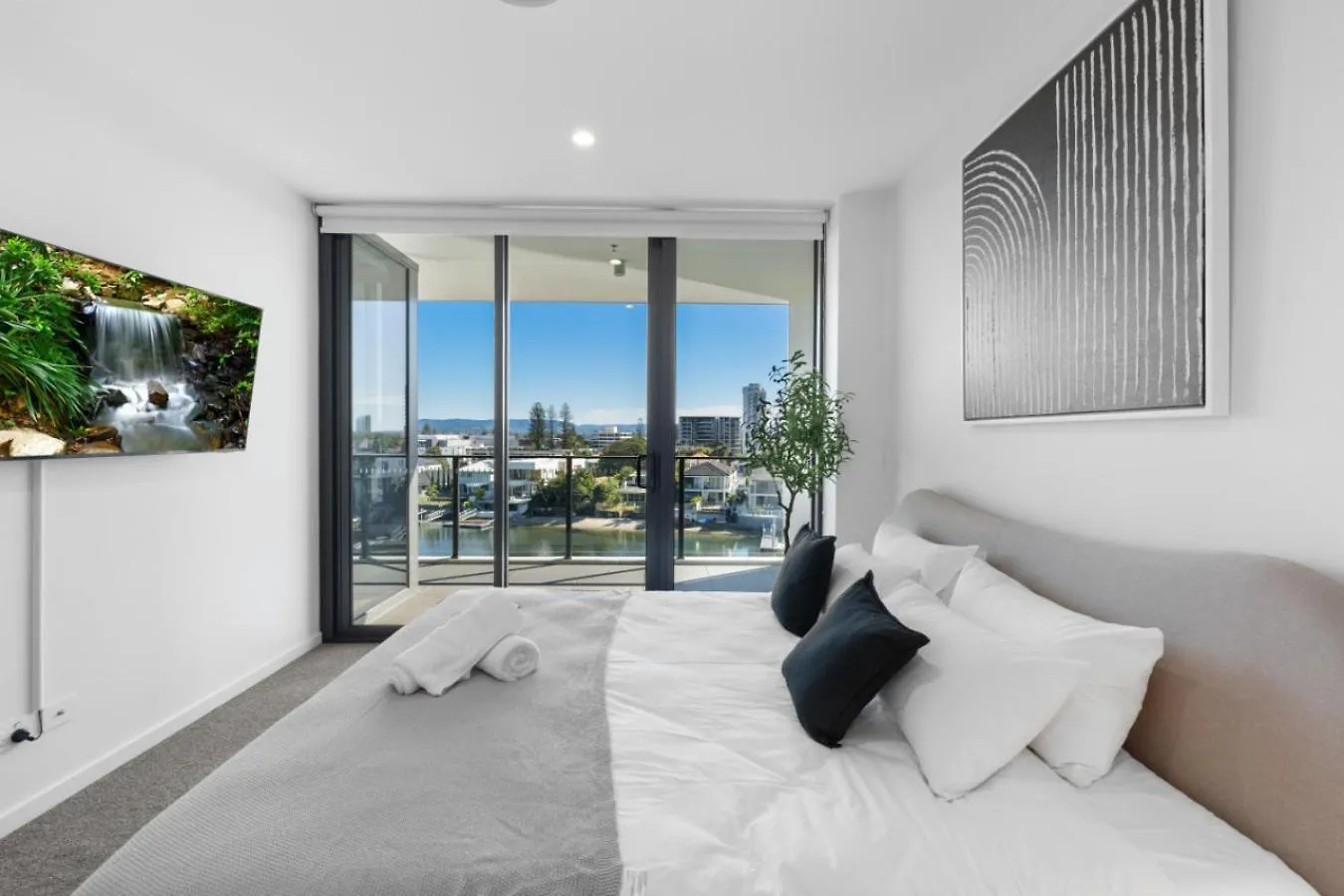 Apartment The Sunset - Brand New Modern Riverview 2 Bedroom With Free Parking Pool Gym Gold Coast Australia